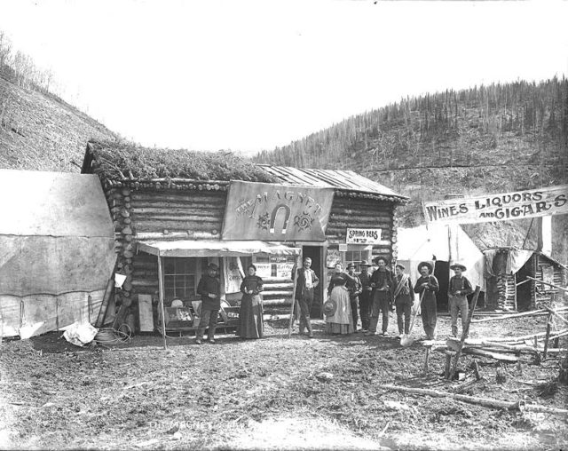 Men and women standing outside of the Belinda Mulrooney’s Magnet Roadhouse Bonanza, Yukon Territory, ca. 1898