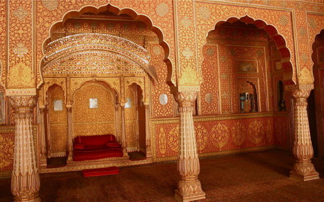The interiors of the palaces are decorated in traditional Rajasthani style and every king built his own separate set of rooms. Photo Credit