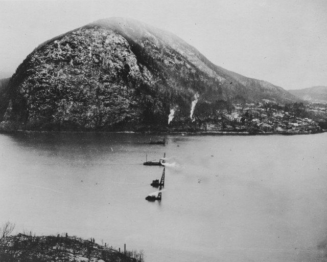 Drills bore into the bed of the Hudson River at Storm King Mountain, where the Catskill Aqueduct crosses from the west side of the river to the east, 1,100 feet underground. Author New York Public Library