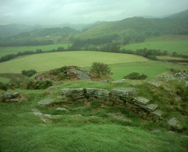 Dunadd hill fort near Kilmartin in Argyll (Scotland), similar to ringforts in Ireland and Iberian Castros. Author: Wojsyl, CC BY-SA 3.0