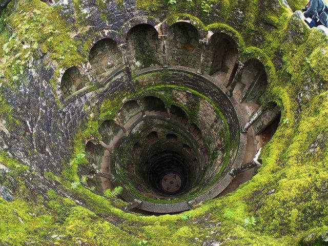 Looking down the Initiation well. Author: Stijndon-CC BY-SA 3.0