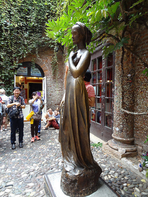 The bronze statue of Juliet. Author: IainCameron – CC BY 2.0