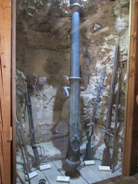 Early guns and firearms in the collections of the Murol castle.