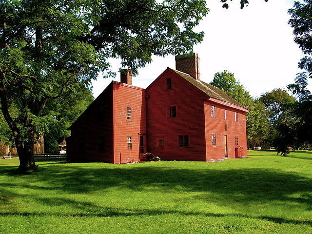 The red facade of the house on the Rebecca Nurse Homestead. Author: Willjay – CC BY-SA 3.0