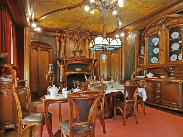 The formal dining room in Art Nouveau style. Author: Jean-Pierre Dalbéra – CC BY 2.0
