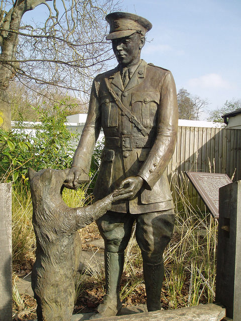 A statue of Winnie and Colebourn. Photo Credit