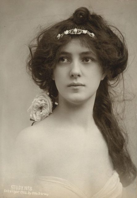Nesbit photographed by Otto Sarony, 1902.