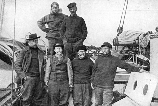 The crew of “Gjøa” in the port of Nome after completing the Northwest Passage. In the first row from left to right: Amundsen, Peder Ristvedt, Adolf Lindström, Helmer Hanssen. In the top row Godfryd Hansen and Anton Lund. Gustav Vik had already died.