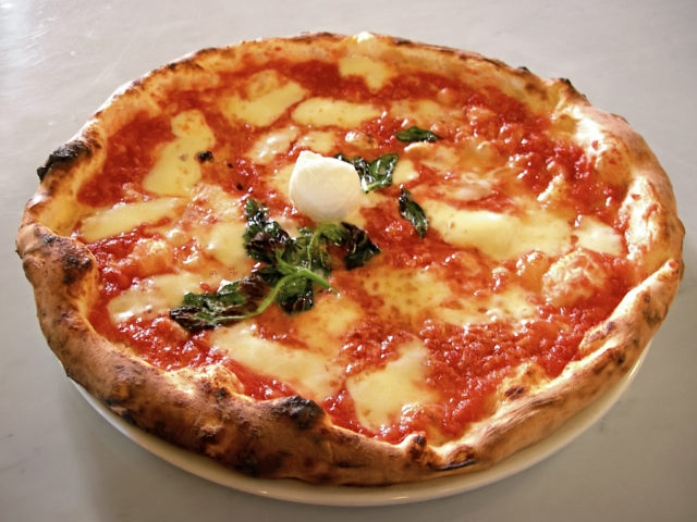 Pizza Margherita, the archetype of Neapolitan pizza. Author: ElfQrin, CC BY-SA 3.0