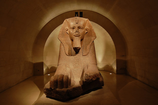 Crypt of the Sphinx, Room 1 of the Department of Egyptian Antiquities of the Louvre, author: Ning J / Flickr, CC BY-SA 2.0