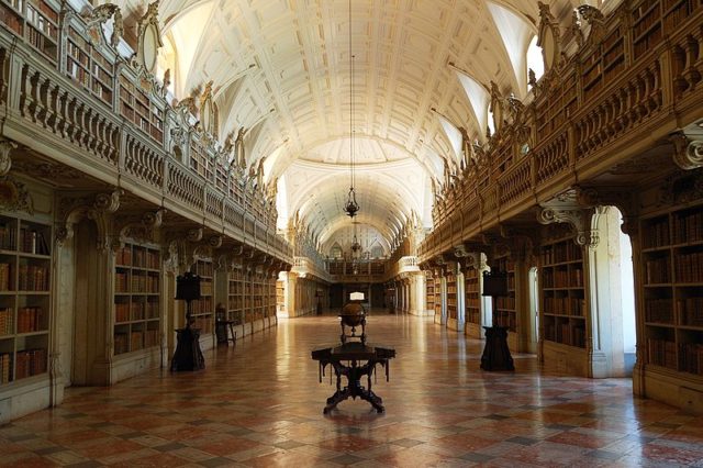 Library of the Palace of Mafra, Portugal. Author: Rosino. CC BY-SA 2.0