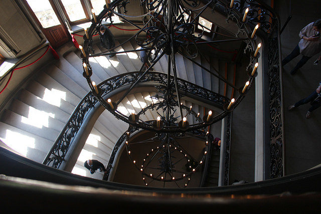 The Grand Staircase with the chandelier. – By Amy Meredith – CC BY-SA 2.0
