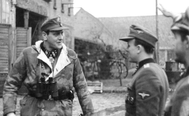 Skorzeny in Pomerania visiting the 500th SS Parachute Battalion, February 1945. Author: Bundesarchiv, Bild 183-R81453 / CC-BY-SA 3.0.