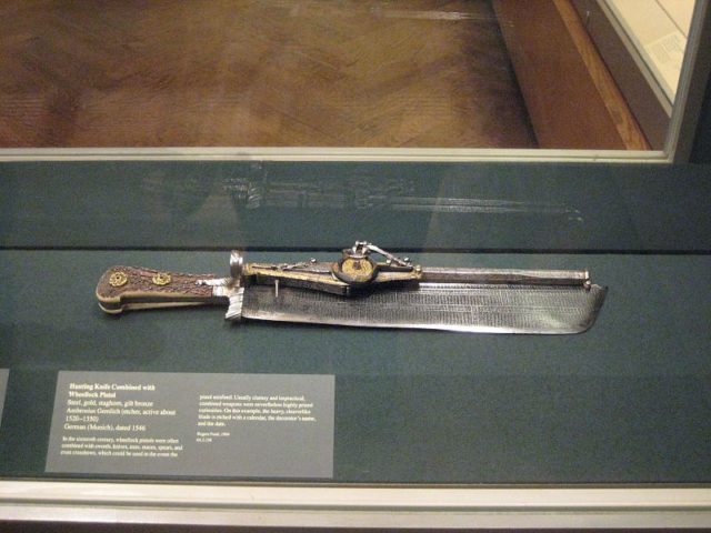 German hunting knife and wheel lock pistol made in 1546. Author:CC BY-SA 2.0