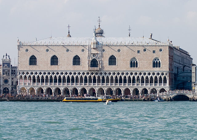 Palazzo Ducale or the Doges Palace, one of the main landmarks of the city, was once the residence of the Doge of Venice, the Great Council, and the Council of Ten. Author Andrew Balet, CC – BY 3.0