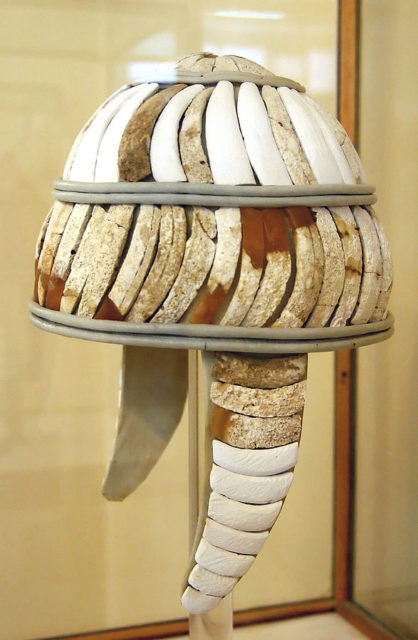 Boar’s tusk helmet, Heraklion Archaeological Museum. The number of plates required to make an entire helmet varies – anything from 40 to 140. Boar tusks more likely used as reinforcement or decorative elements of a cap-helmet. Author: afrank99 – CC BY-SA 2.5.
