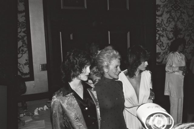 Janet Leigh and daughters Kelly Curtis (left) and Jamie Leigh Curtis (right) at the National Film Society convention, May 1979. Author Alan Light CC By 2.0