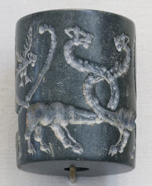 Jasper cylinder seal from the Uruk period in Mesopotamia. Author, Marie-Lan Nguyen. CC BY 3.0