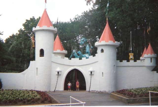 Entrance to Enchanted Forest Amusement Park, Ellicott City, Md (1987), By ConneeConehead101, CC BY-SA 3.0