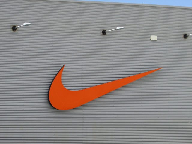 The Nike swoop logo on the outside of the Nike shops located. Author: Kolforn (Kolforn) CC BY-SA 4.0