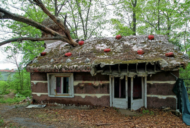 The Gingerbread house at Enchanted Forest damaged by a fallen tree, By Forsaken Fotos, CC BY 2.0 / Flickr
