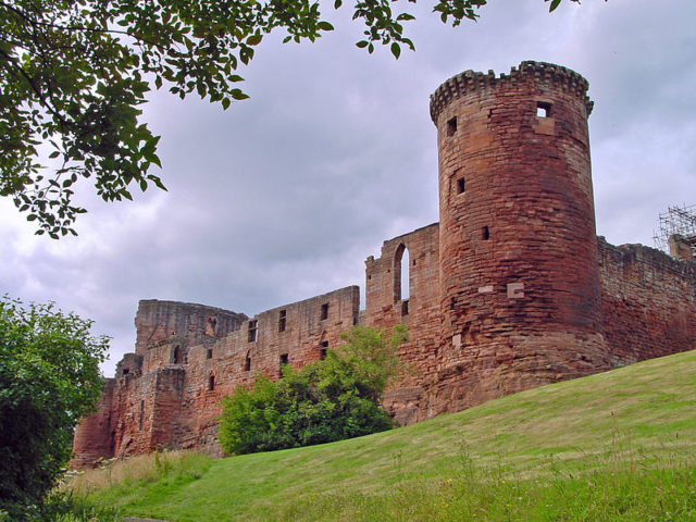 Bothwell Castle Author:Bert Kaufmann CC BY-SA 2.0