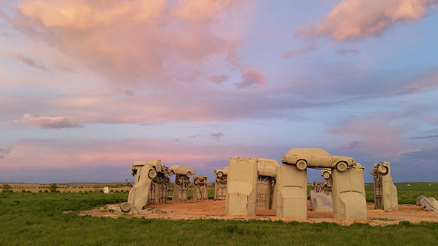 Carhenge – Alliance, Nebraska. A replica of Stonehenge built by Jim Reinders in 1987, it is made of 39 American cars and trucks from the ’50s, ’60s, and ’70s. Author Spencer Hall, CC BY 2.0