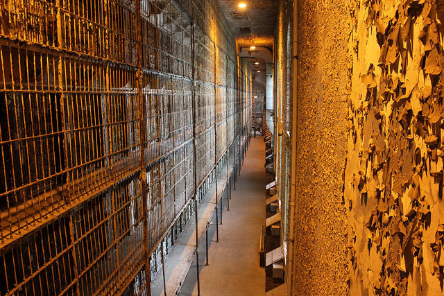 Ohio State Reformatory, East Cell Block – the block is 6 stories high, each level has 100 cells approximately. Author Nicolas Henderson, CC BY 2.0