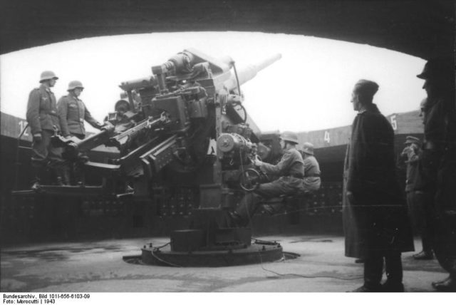 A 12.8 cm FlaK 40, the main guns of the Flak-towers, and its crew. Bundesarchiv, Bild 101I-656-6103-09 / Morocutti / CC-BY-SA 3.0