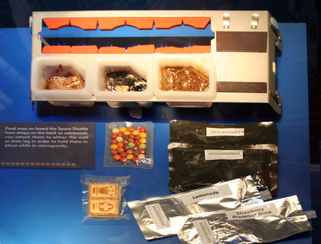 Food tray used aboard the Space Shuttle. Author: RadioFan. CC BY-SA 3.0.