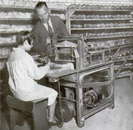 This photograph depicts a “new electrical bread slicing machine” in use by an unnamed bakery in St. Louis in 1930 and may well show Rohwedder’s machine in use by the Papendick Bakery Company