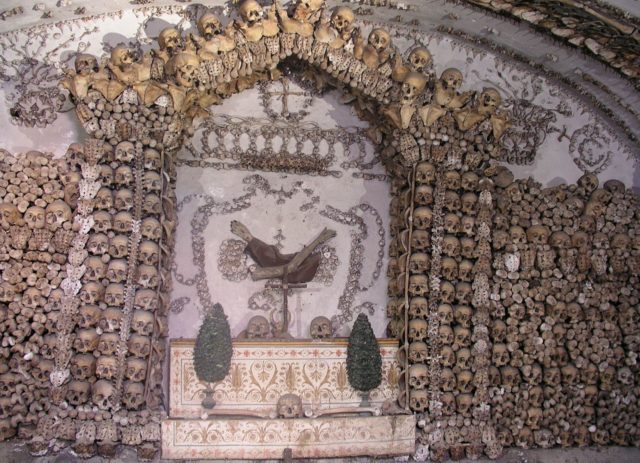 Many skulls, pelvises, and bones were used for decorations on the walls. Author: Dnalor 01. CC BY-SA 3.0