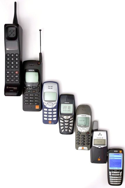 Evolution of mobile phones, to an early smartphone