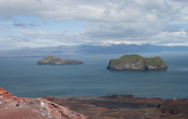 Elliðaey (left) and Bjarnarey islands from the top of Eldfell . In the background is Eyjafjallajökull