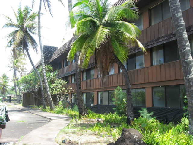 A building of the Coco Palms Resort with numerous rooms near the lobby. CC BY-SA 3.0
