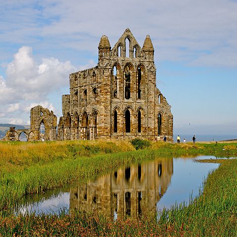 As above so below: the reflection of the abbey into a pond/ Author: Mike Peel – CC BY-SA 4.0
