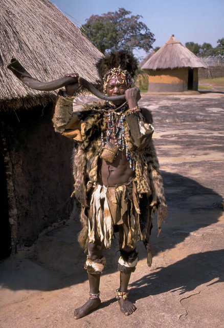 Shona traditional healer, or n’anga (Zimbabwe). Author: Hans Hillewaert CC BY-SA 3.0