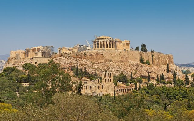 The Parthenon’s position on the Acropolis dominates the city skyline of Athens. Author A.Savin CC BY-SA 3.0