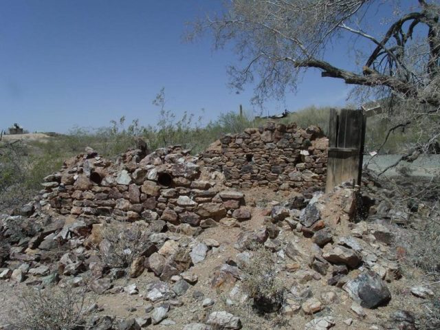 The ruins of Henry Wickenburg’s Settlers Home in Vulture City. Author: Tony the Marine  CC BY-SA 3.0
