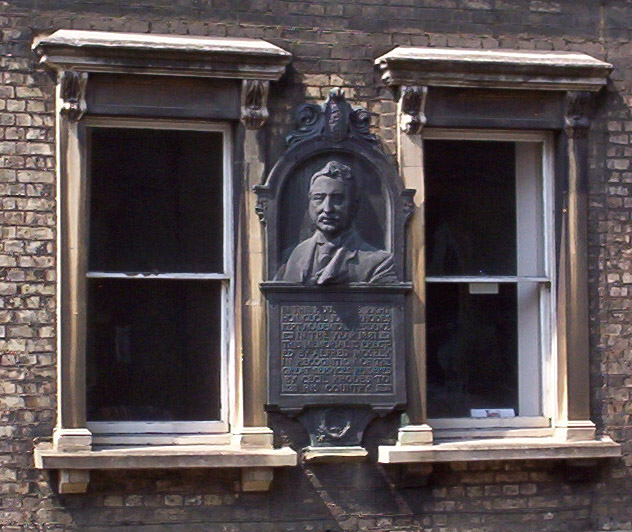 A portrait bust of Rhodes on the first floor of No. 6 King Edward Street marks the place of his residence while in Oxford. CC BY-SA 3.0