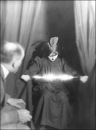 Materialization by the medium Eva Carriere (1912)