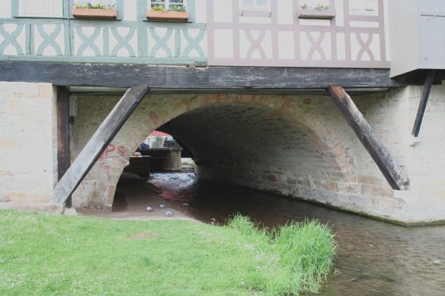 Krämerbrücke vault and Sprengwerk in front of it. Author: Störfix. CC BY-SA 3.0