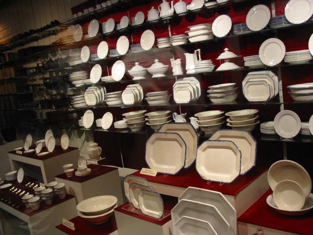 Dishes rescued from the Arabia Author: Johnmaxmena2 CC BY-SA 3.0