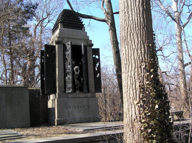 Gravesite of Samuel Untermyer, Woodlawn Cemetery. Author: Anthony22 CC BY-SA 3.0
