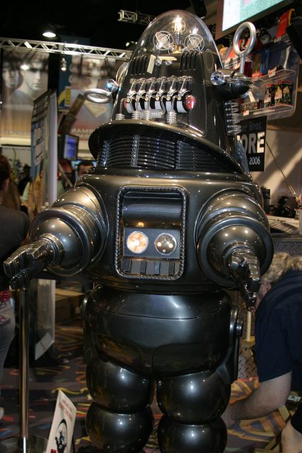 Robby the Robot at 2006 San Diego Comic Con Author Pattymooney CC BY-SA 3.0