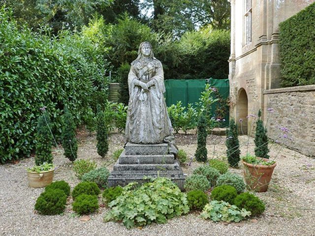 Queen Victoria, Athelhampton House Gardens. Author: Derek Voller. CC BY-SA 2.0