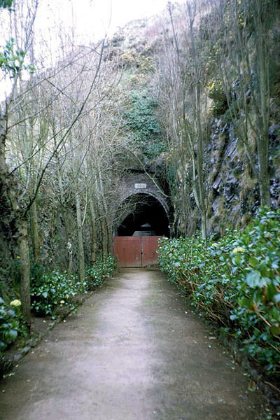 The entrance to Ho5. Author: Robin Webster CC BY-SA 2.0