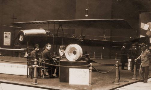 Coandă-1910 airplane with the turbo-propulseur on separate display