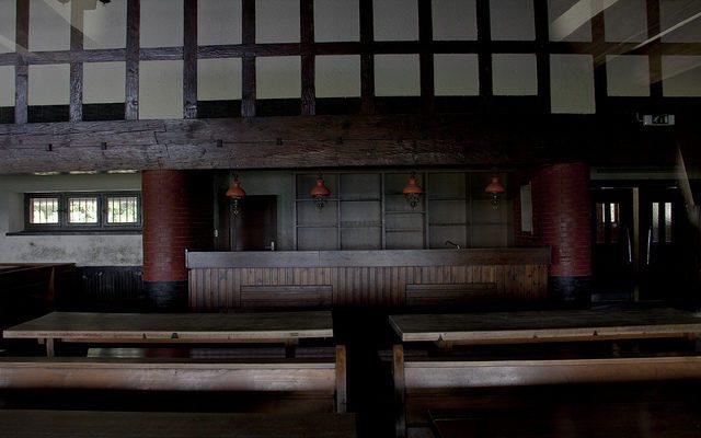 Empty old fashioned bar in Vogelsand – Author: glasseyes view – CC BY 2.0