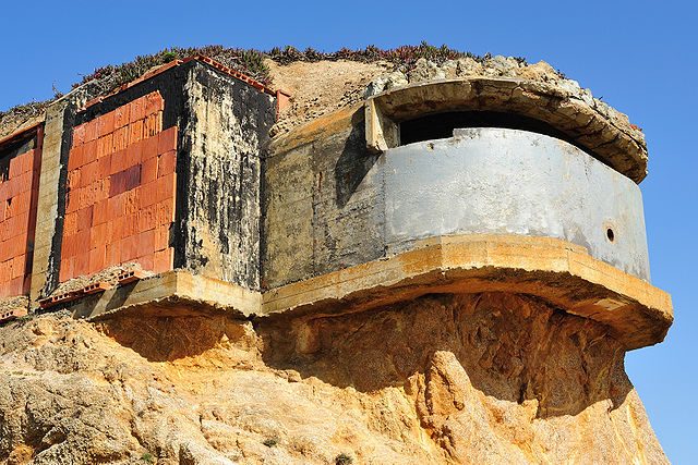 An exposed base end station at Devil’s Slide – Author: Lawrence Lansing – CC BY 3.0